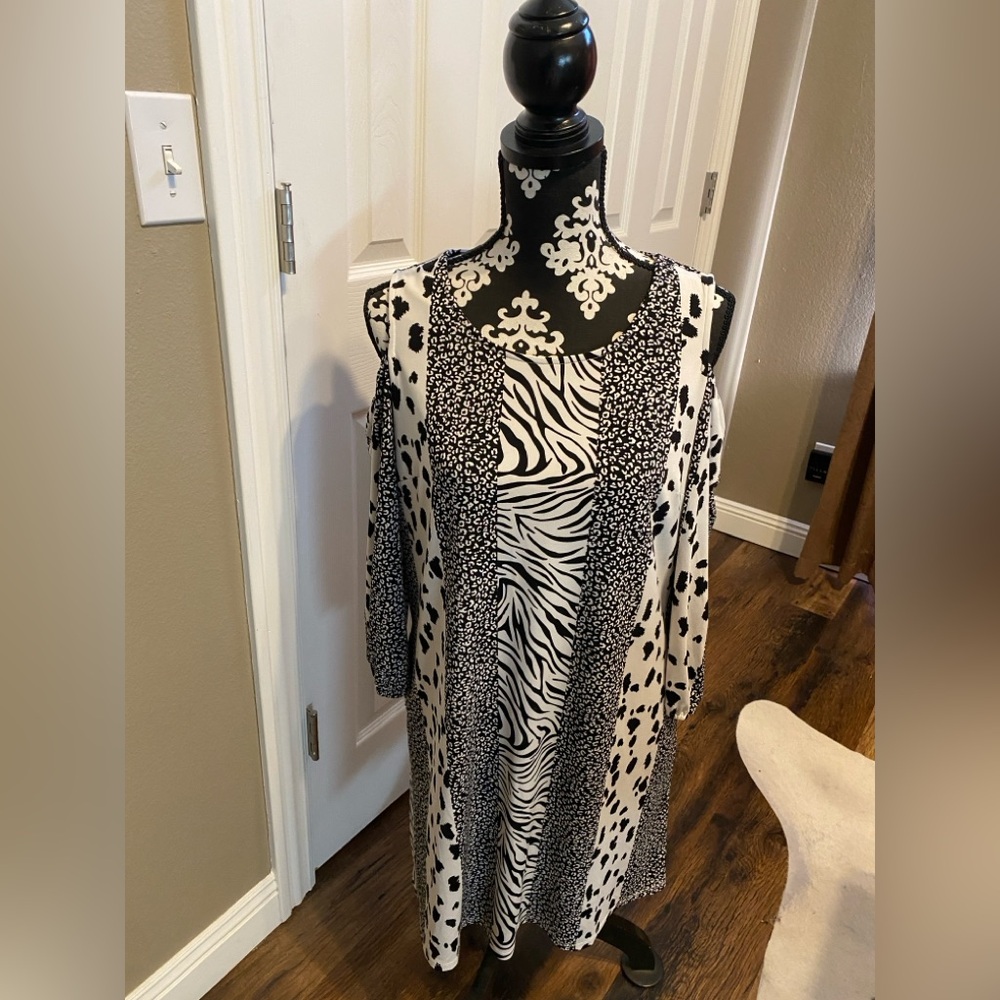 Women’s Cato Animal Print Cold Shoulder Dress Size Medium